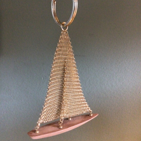 Metal and teak sailboat keychain - Picture 4 of 5